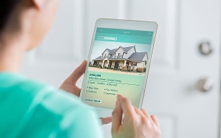 How Should Sellers Price Their Homes to Attract Buyers While Maximizing Value in Rhode Island?